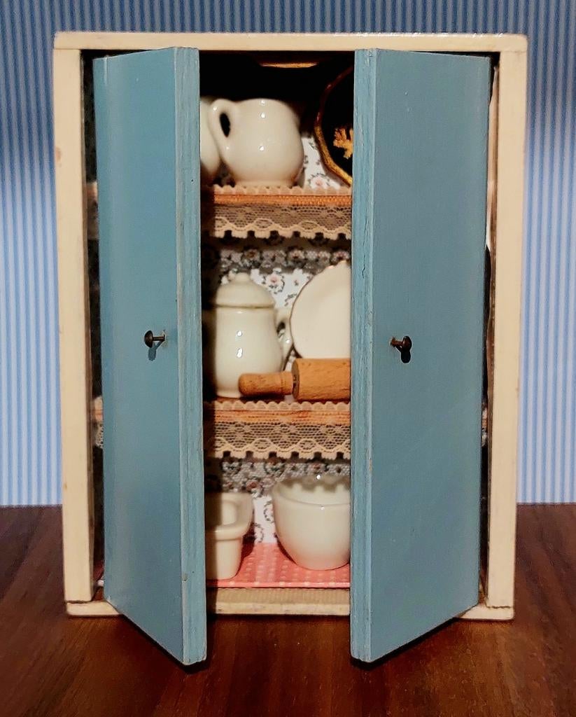 Antiek poppenhuis poppen kastje met inhoud servies blauw wit, Antiek en Kunst, Ophalen of Verzenden
