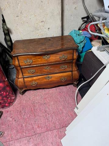 Antieke Buikkast met Lades beschikbaar voor biedingen