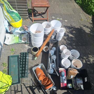 Bloempotten en diverse spullen  beschikbaar voor biedingen