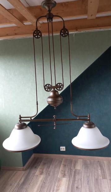 Italiaanse messing hanglamp met melkglazen kappen. .