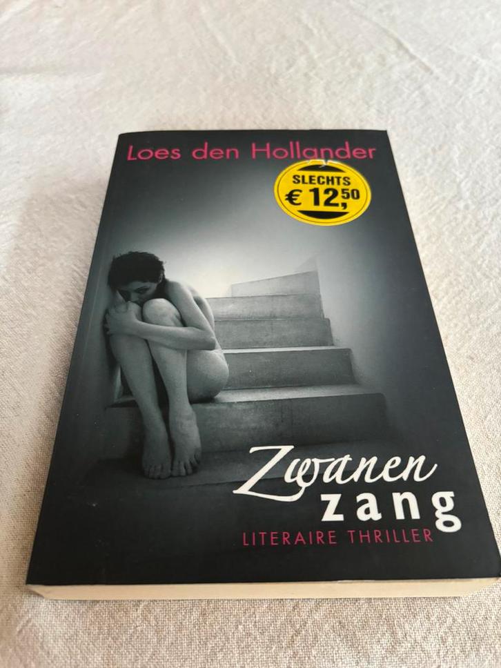 Loes den Hollander - Zwanenzang, Boeken, Thrillers, Zo goed als nieuw, Nederland, Ophalen of Verzenden