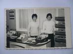 onbekend 2 vrouwen werken in platenzaak staan bij vinyl pla., 1940 tot 1960, Ongelopen, Ophalen of Verzenden