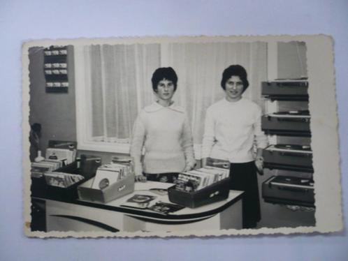 onbekend 2 vrouwen werken in platenzaak staan bij vinyl pla., Verzamelen, Ansichtkaarten | Nederland, Ongelopen, 1940 tot 1960