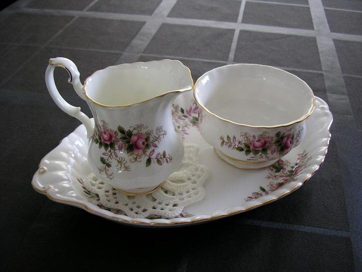 Royal Albert  Melk en Suikerset, Antiek en Kunst, Antiek | Servies los, Ophalen of Verzenden