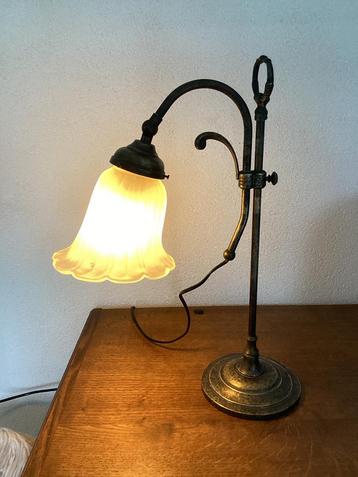 Antieke Bureaulamp. Messing Voet. Pasta de Vert Kap. beschikbaar voor biedingen