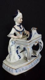 BEELDJE Victoriaanse DAME met PIANOLA <> Biscuit Porselein, Ophalen of Verzenden