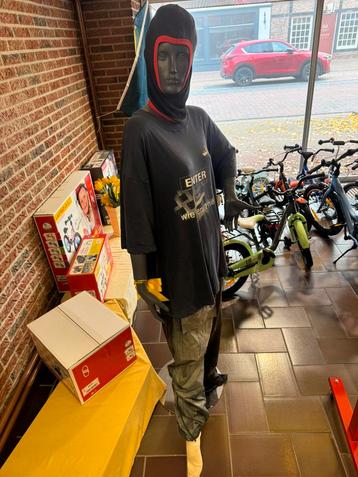 Etalagepop damesmodel 178cm met voetplaat (Nr: 2016) beschikbaar voor biedingen