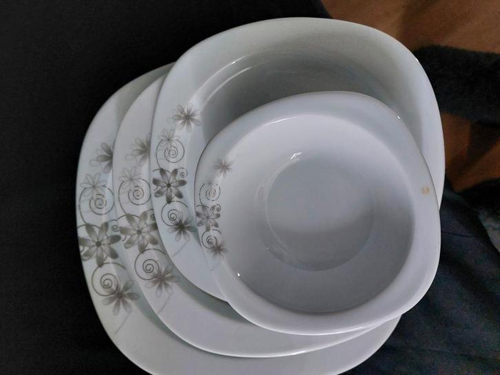 Eetservies 48 delig, Huis en Inrichting, Keuken | Servies, Bord(en), Overige stijlen, Porselein, Ophalen