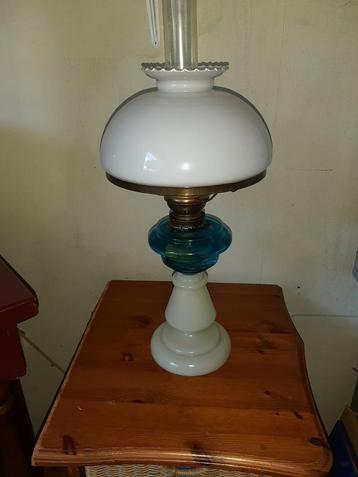 Een mooi olielamp beschikbaar voor biedingen