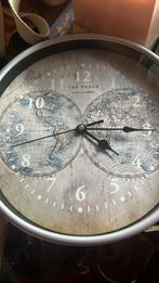 Leuke klok (zachtbruine cover) met 2 wereldbollen, Ophalen of Verzenden, Gebruikt, Analoog, Wandklok