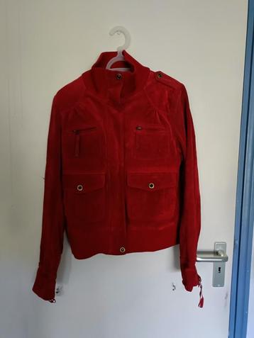 Een rood dames jasje met opstaande kraag, van echt Suede. beschikbaar voor biedingen