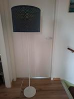 Staande lamp wit met blauwe lampenkap, Huis en Inrichting, Lampen | Vloerlampen, Ophalen of Verzenden, Zo goed als nieuw, 150 tot 200 cm