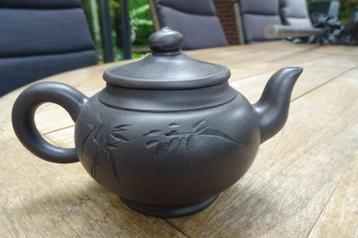 Mooie Chinese yixing theepot / trekpot van paarse klei beschikbaar voor biedingen