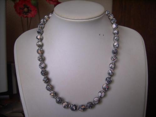 Een mooie Wit/zwarte Mozaiek Howliet edelstenen ketting, Sieraden, Tassen en Uiterlijk, Antieke sieraden, Ketting, Overige materialen