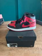 Jordan 1 Mid Banned - Maat 45 - Deadstock, Kleding | Heren, Schoenen, Ophalen of Verzenden, Nieuw, Zwart, Sneakers of Gympen