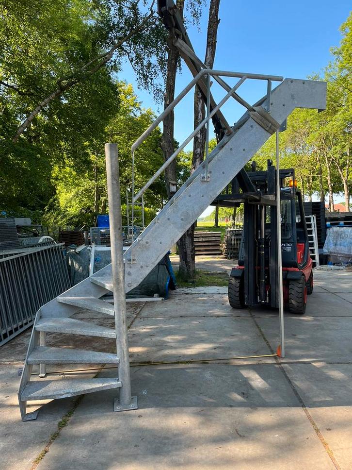 Trap kwartdraai rechts onder 2.90m h. gegalvaniseerd 14 tree, Doe-het-zelf en Verbouw, Ladders en Trappen, Gebruikt, Trap, 2 tot 4 meter
