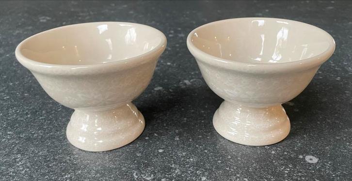 2 x Bunzlau Keramiek Kommetje op Voet met Kant Motief, Huis en Inrichting, Keuken | Servies, Zo goed als nieuw, Kom(men), Overige stijlen