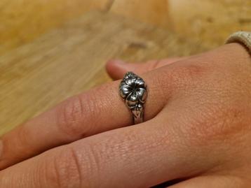 Handgemaakte zilveren bloemen ring beschikbaar voor biedingen