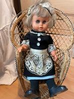 Pop in klederdrachtachtige outfit, Ophalen of Verzenden, Zo goed als nieuw, Pop