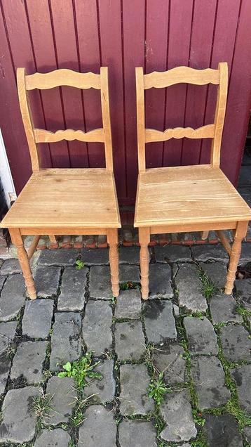 Brocante houten tafel met 6 houten stoelen beschikbaar voor biedingen