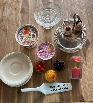 Service hight tea , taartjes, cake schep, borden beschikbaar voor biedingen