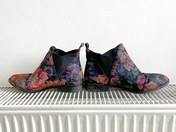 Enkellaarsje met gobelin-bloempatroon, maat 38,5 beschikbaar voor biedingen