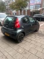 Peugeot 107 1.0 12V 5-deurs uit 2010 in grijs met CarPlay, Voorwielaandrijving, 4 stoelen, 68 pk, Handgeschakeld