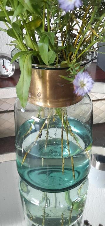 Vaas groen glas met bronskleurige rand beschikbaar voor biedingen