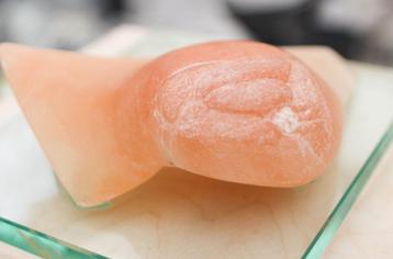 Beeld oranje Seleniet beschikbaar voor biedingen