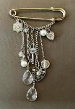 Zilverkleurige broche met hangers., Sieraden, Tassen en Uiterlijk, Broches, Overige materialen, 4 tot 7 cm, Gebruikt, Ophalen of Verzenden
