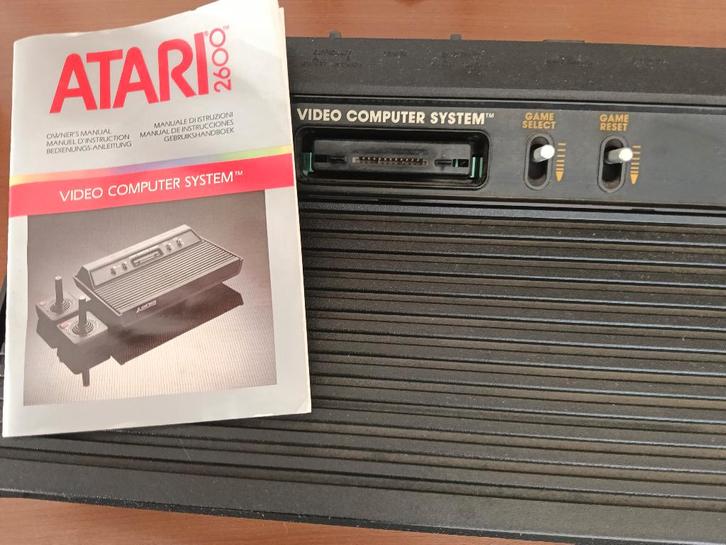 Atari 2600 inclusief 2 joysticks & 2 games, Spelcomputers en Games, Spelcomputers | Atari, Gebruikt, Atari 2600, Met 2 controllers