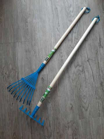 kinderhark en kinderbladhark met houten steel beschikbaar voor biedingen