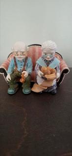 Leuk beeldje ouder echtpaar op bankje, Verzamelen, Beelden en Beeldjes, Ophalen of Verzenden, Zo goed als nieuw, Dier