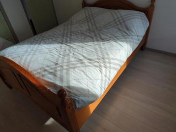 Grenen bed 200x140 met verstelbare lattenbodem beschikbaar voor biedingen