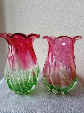 Twee prachtige vintage vazen roze en groen, Murano stijl beschikbaar voor biedingen