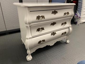 Grote en kleine landelijke vintage buikkast beschikbaar voor biedingen