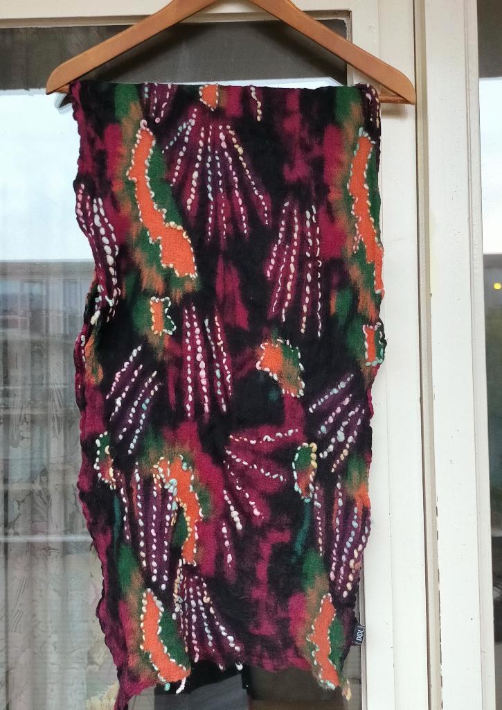 Kleurige wollen shawl gevilte wol versiering Didi paars groe, Kleding | Dames, Mutsen, Sjaals en Handschoenen, Gedragen, Sjaal