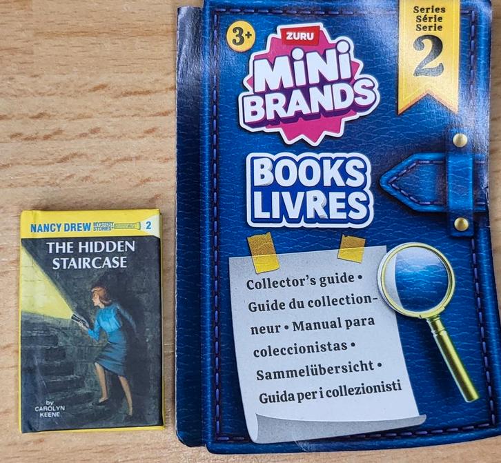 Zuru mini brands books series 2 iconic The hidden staircase, Verzamelen, Poppetjes en Figuurtjes, Nieuw, Ophalen of Verzenden
