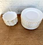 Royal Albert: cakeschaal, gebaksbordjes +Petit four Val D'or, Ophalen of Verzenden, Zo goed als nieuw, Bord(en), Effen