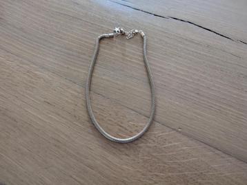 Goudkleurige ketting met ster beschikbaar voor biedingen