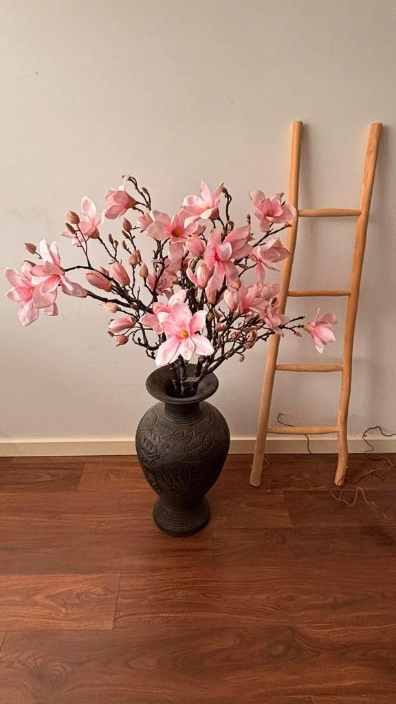 Zijden bloemen in vaas, Huis en Inrichting, Woonaccessoires | Vazen, Zo goed als nieuw, Rood, 50 tot 75 cm, Aardewerk of Porselein