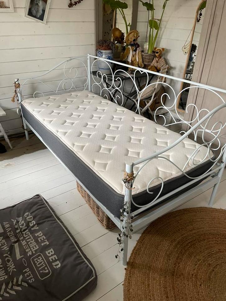 Metalen  zit/slaapbank , inclusief Pocket Foammatras, €50, Antiek en Kunst, Antiek | Meubels | Bedden, Ophalen