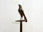 084* Bronzen vogel op stang (Boven €75 geen verzendkosten), Ophalen of Verzenden, Nieuw, Overige materialen, Dierenbeeld