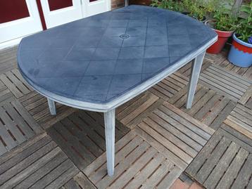 Te koop blauwe tuintafel van het merk Jardin. beschikbaar voor biedingen