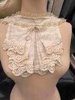 Jabot met Kant, 20 cm met parelmoer knoopjes creme gebr.wit, Antiek en Kunst, Ophalen of Verzenden
