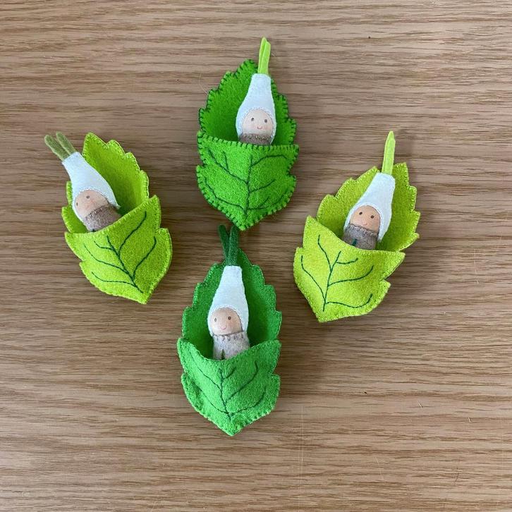 Lentebladpopje van vilt, Hobby en Vrije tijd, Vilt, Nieuw, Figuurtje(s), Ophalen of Verzenden