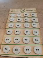 Kaart met 24 ouderwetse linnen knopen.Fournituren.Naaien, Ophalen of Verzenden, Knoop of Knopen