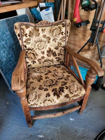 Antiek, vintage, oude stoel, fauteuil, stof en hout beschikbaar voor biedingen