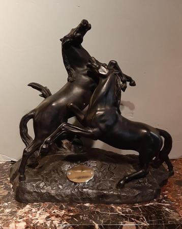 Antiek gietijzeren beeld van twee paarden