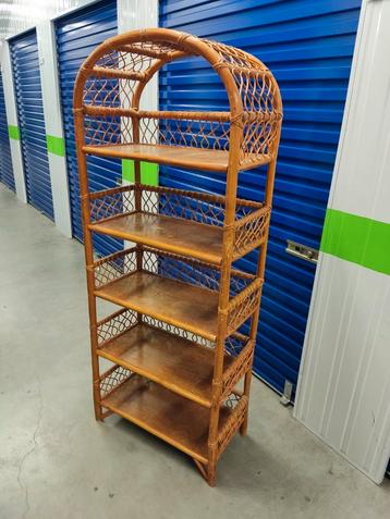 Vintage Rotan Boekenrek met 6 Planken beschikbaar voor biedingen